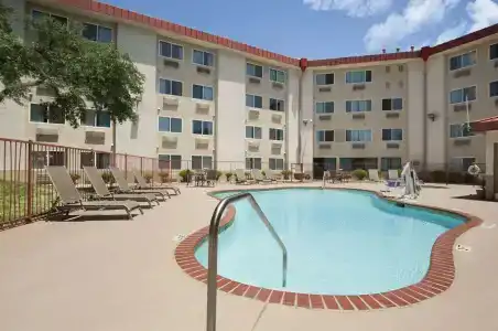 Super 8 by Wyndham Austin North/University Area - 9