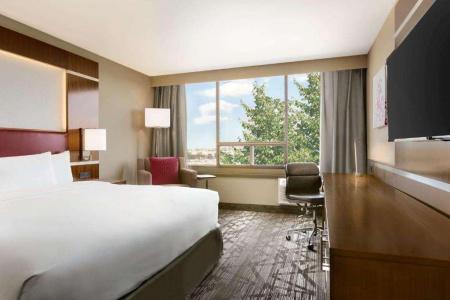 Doubletree by Hilton Airport, ON - 43