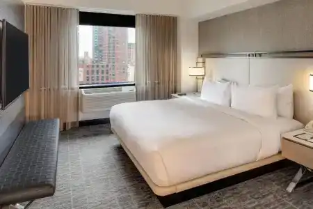 DoubleTree by Hilton & Suites - 48