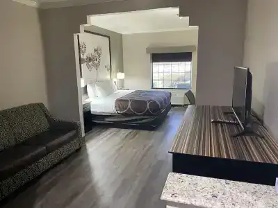 Super 8 by Wyndham San Antonio/Alamodome Area - 27