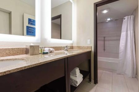 DoubleTree by Hilton - The Yarrow - 43
