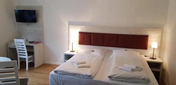 & Restaurant Lindengarten - 46