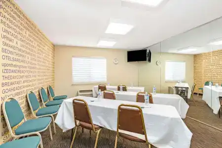 La Quinta By Wyndham East - 11