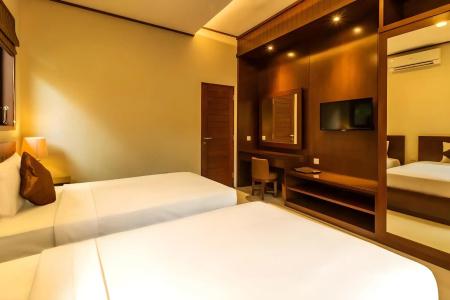 Yulia Beach Inn Kuta - 25