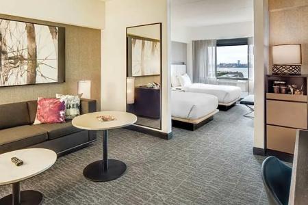 DoubleTree by Hilton & Suites - 24