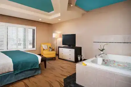 Empress La Jolla - 4