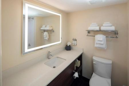 Elk Lake Inn & Suites - 7