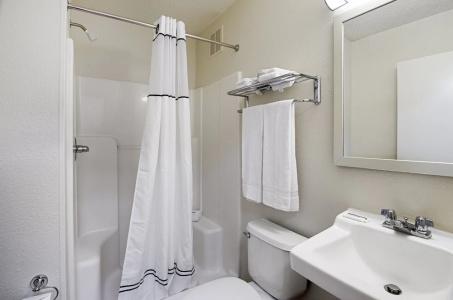 Hometowne Studios by Red Roof - University Pkwy - 25