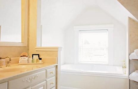 1801 First Luxury Inn - 15