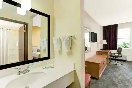 Baymont by Wyndham Miami Doral - 7