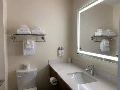 Elk Lake Inn & Suites - 37