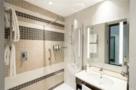 Hampton By Hilton Dubai Airport - 9