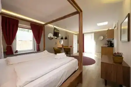 Little Suite - 82