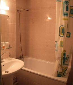 Hôtel Les Arcades - 9