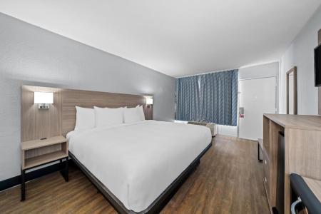 Days Inn by Wyndham Speedway - 3