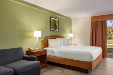 Baymont by Wyndham - Intl Speedway - 37