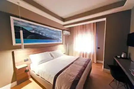 7th Floor Suite - 112