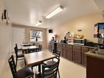 Super 8 by Wyndham Pearl District Downtown - 26