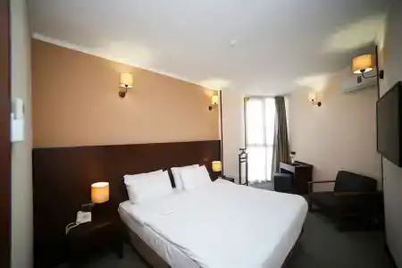 Corner Inn - 83
