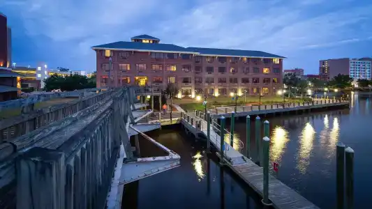 Best Western Plus Coastline Inn - 19