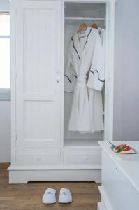 Four Seasons Hydra Luxury Suites - 79