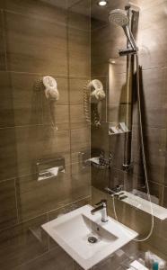Holiday Inn - 8