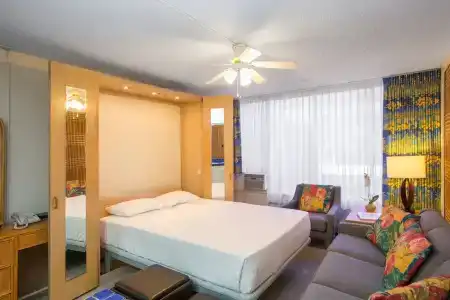 Kuhio Banyan (with Kitchenettes) - 4
