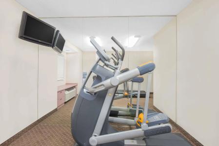 Erie Inn and Suites - 15