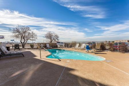Quality Inn & Suites I-10 - 16