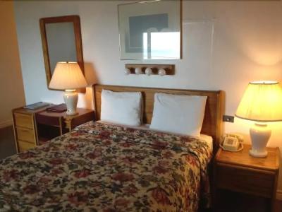 Cozy Cove Beachfront Inn - 2