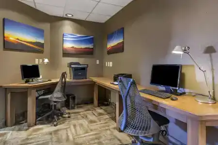 Best Western Plus Thunderbird Suites - 2