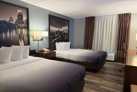 Super 8 by Wyndham/Airport - 4