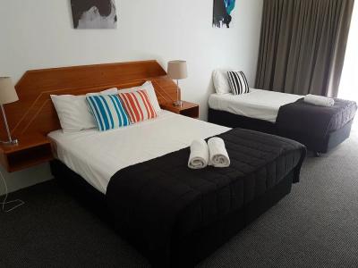 Outrigger Burleigh - 36