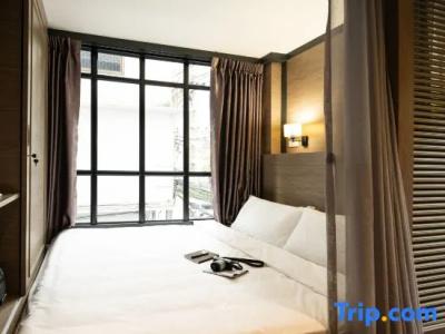 Warm Window Silom - 53