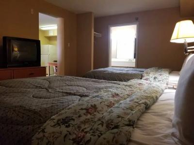 The Crossroads and Suites - 5