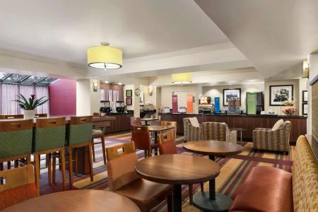 Hampton Inn Portland Airport - 16