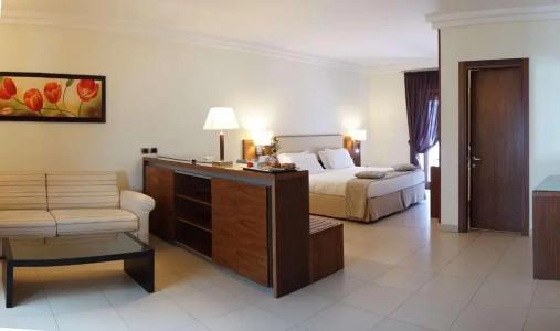 Suites & Residence - 81