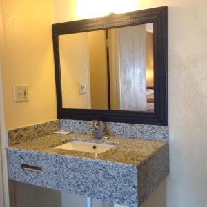 Diamond Inn & Suites - 9