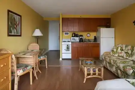 Tropical Studios At Marine Surf Waikiki - Free Parking - Best Location - Full Kitchen - Swimming Pool - 88