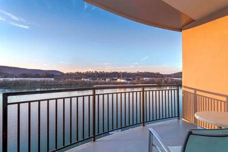 SpringHill Suites by Marriott Downtown/Cameron Harbor - 38