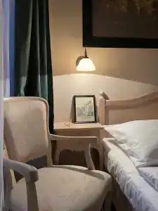 U Cervene zidle - Red Chair - 34