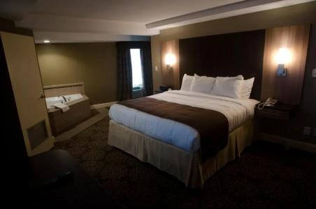 Aashram by Niagara River - 12