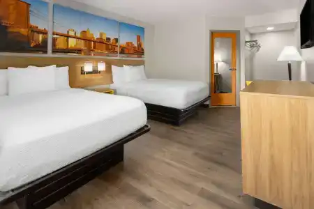 Days Inn & Suites by Wyndham - 4