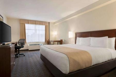 Days Inn by Wyndham Airport - 4
