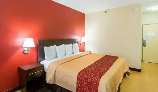Red Roof Inn Plus + Phoenix West - 2