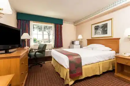 Ramada by Wyndham Portland - 2