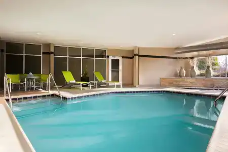DoubleTree by Hilton Airport - 12