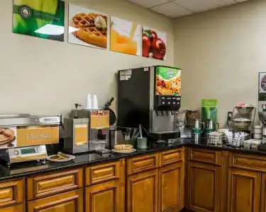 Quality Inn Airport - Cruise Port - 12