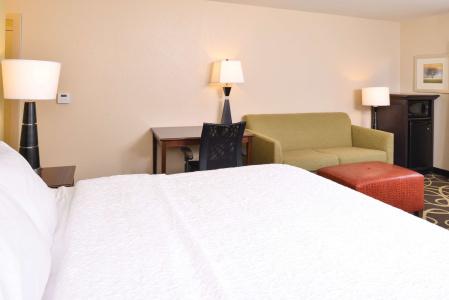Hampton Inn Midtown-Aksarben - 16