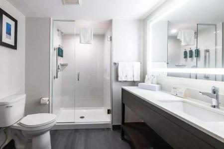 DoubleTree by Hilton North - 64